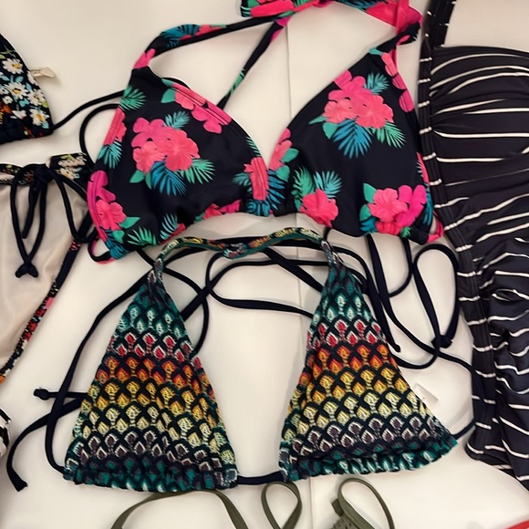 Bundle of 10 bathing suit pieces. Size small. American Eagle, Gap - Picture 4 of 7